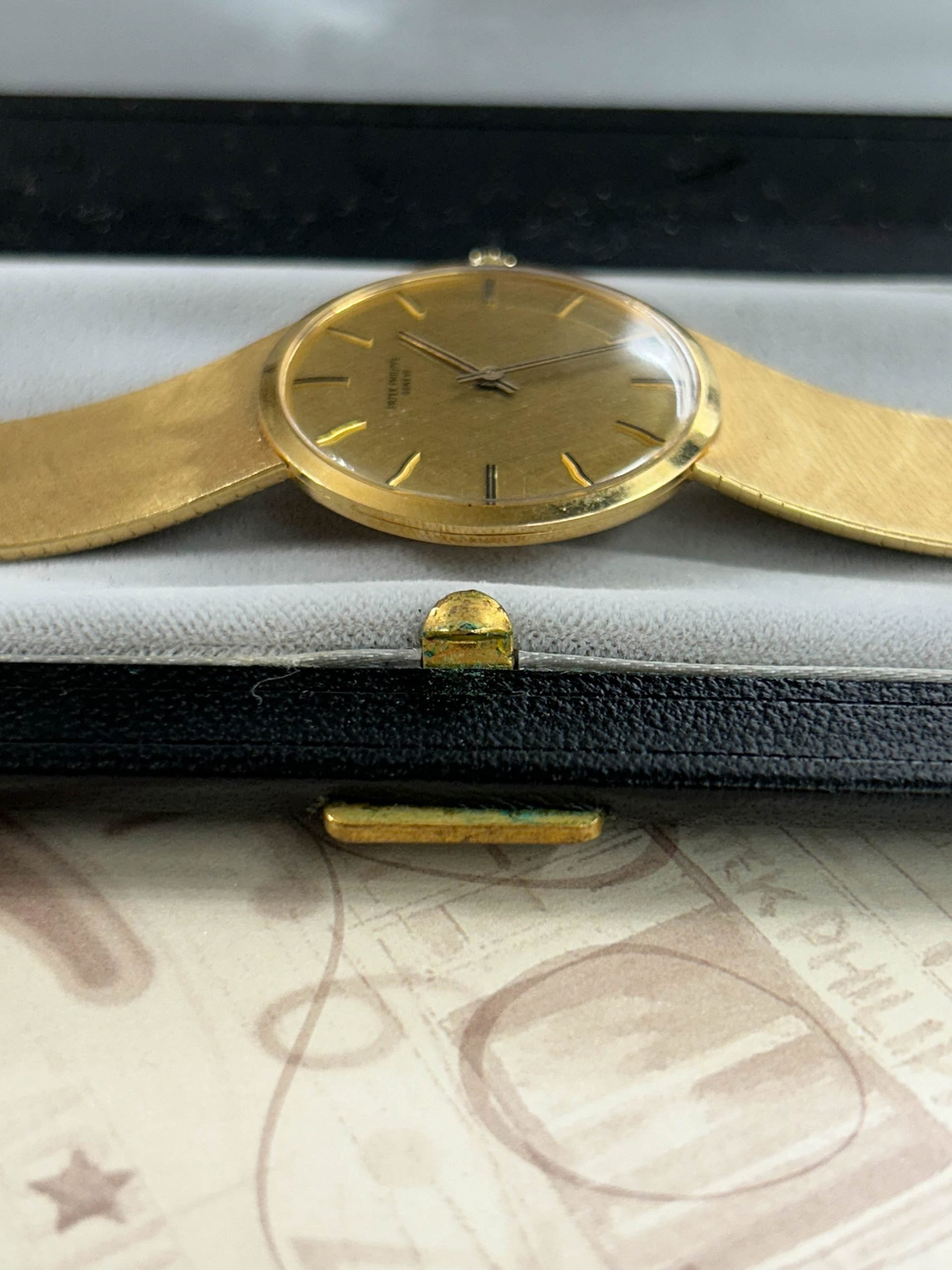 Patek Philippe Calatrava 33mm Vintage - Champagne Dial - 18Kt Yellow Gold - Ref 3568