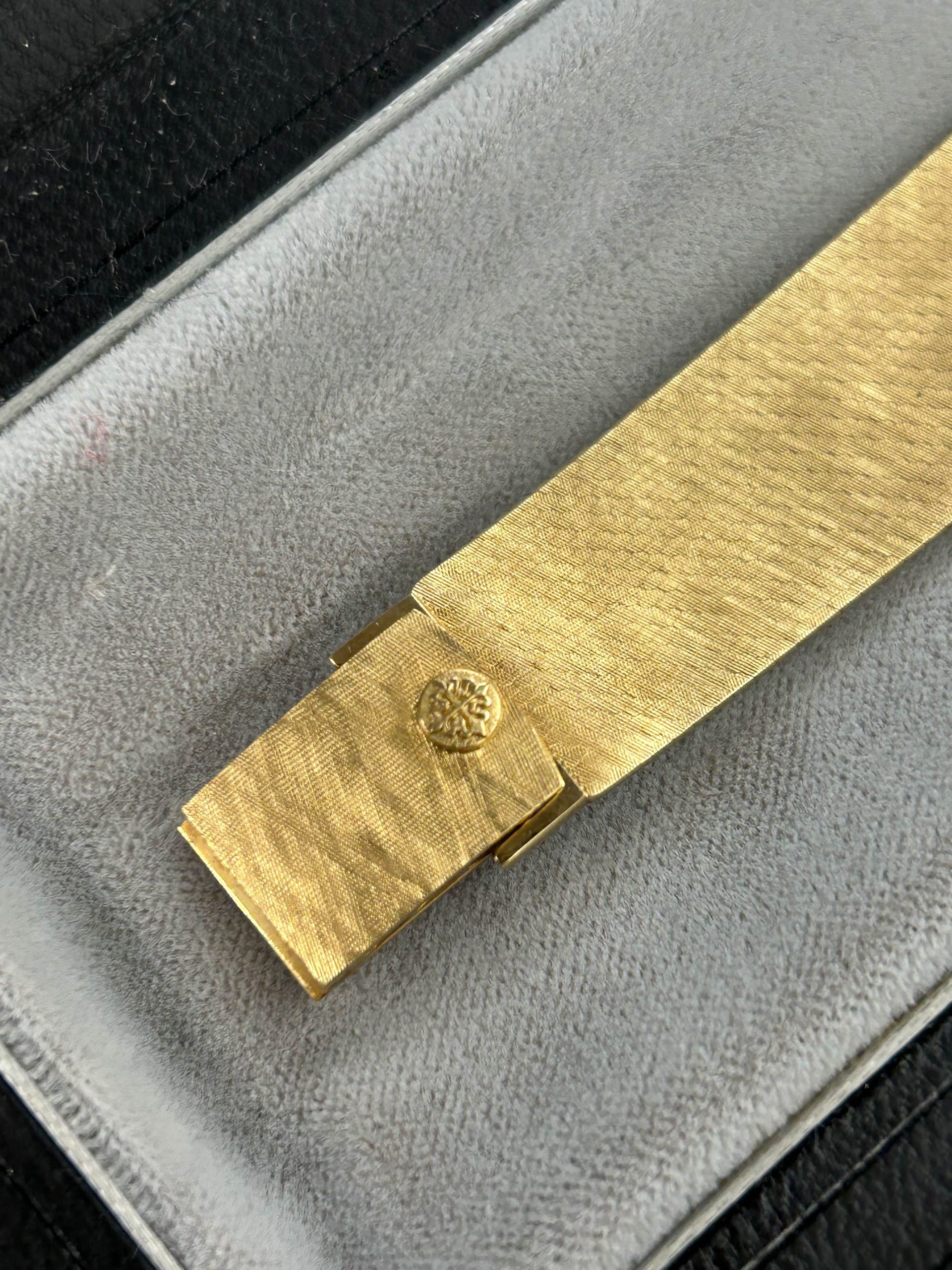 Patek Philippe Calatrava 33mm Vintage - Champagne Dial - 18Kt Yellow Gold - Ref 3568