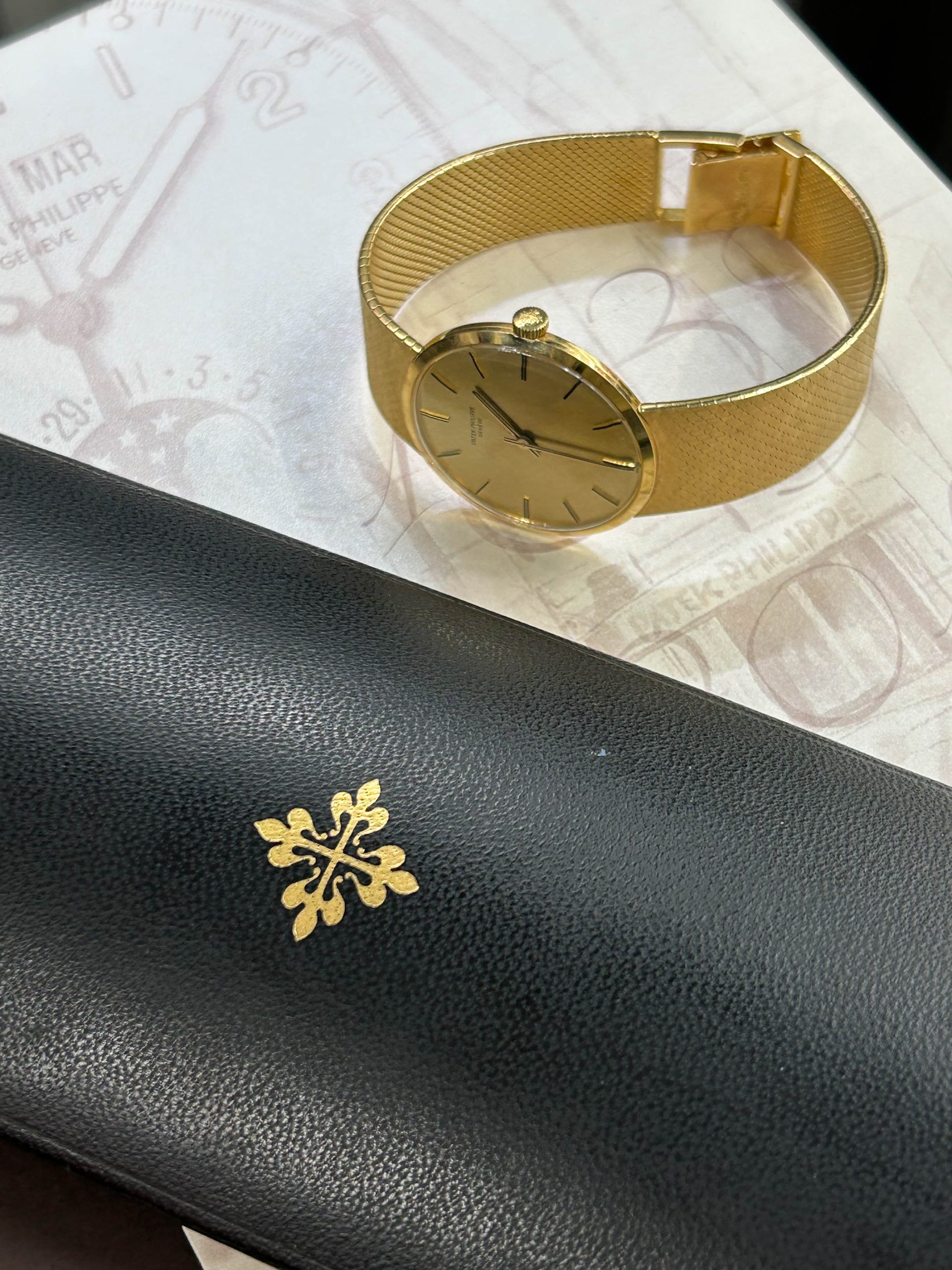 Patek Philippe Calatrava 33mm Vintage - Champagne Dial - 18Kt Yellow Gold - Ref 3568